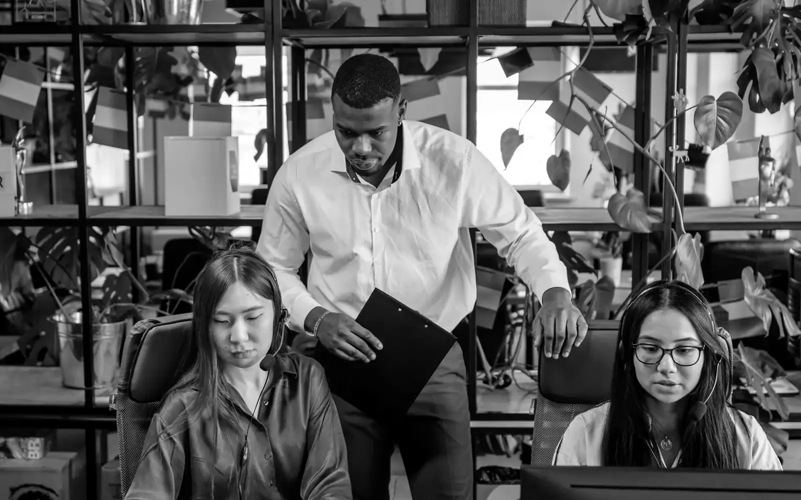Une équipe au travail dans un bureau ouvert