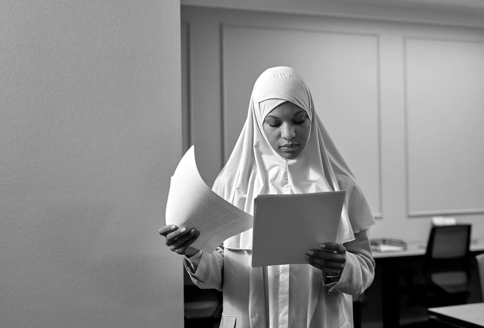 Une femme relit un document avant de le valider
