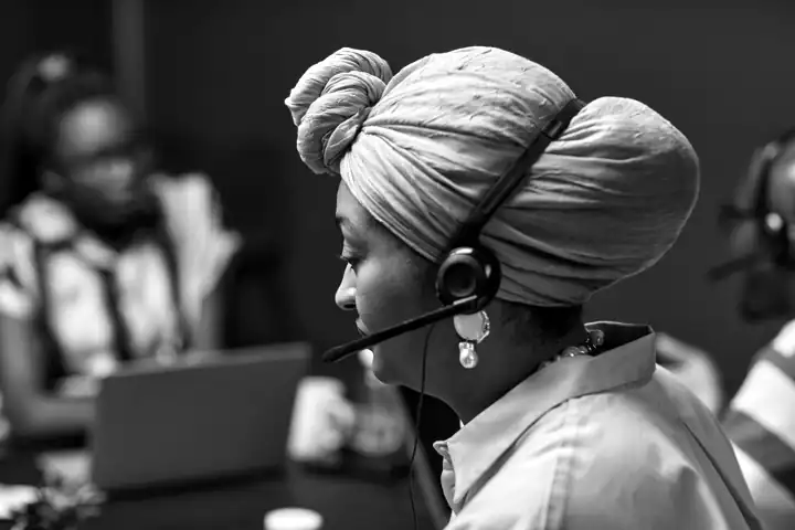 Une conseillère du service client, casque sur la tête