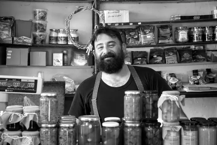 Un commerçant derrière son comptoir