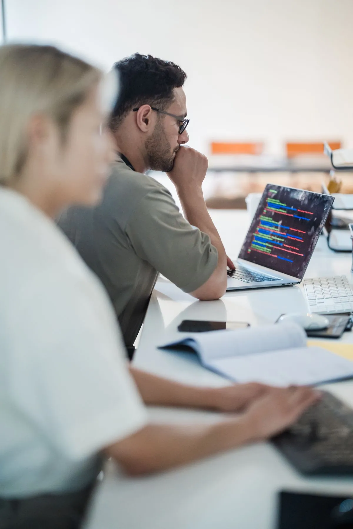 Une réunion de travail autour d'un ordinateur portable