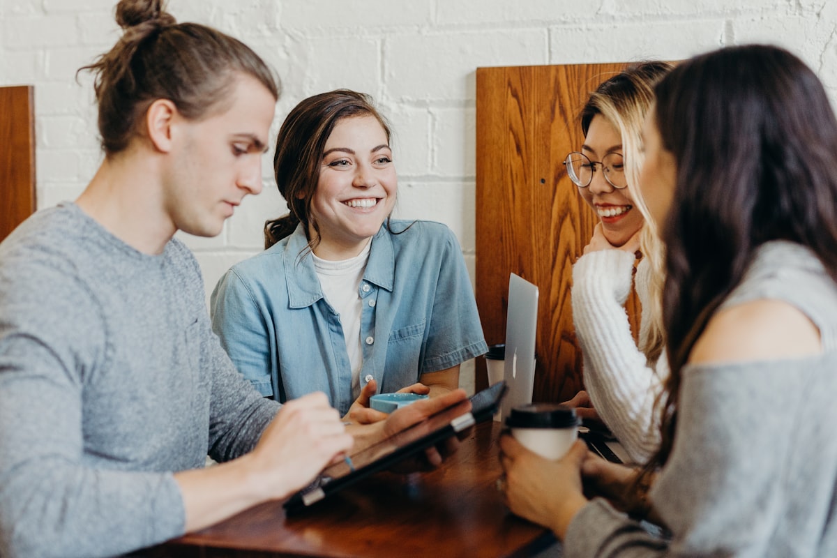 Trois personnes discutent autour d'une table