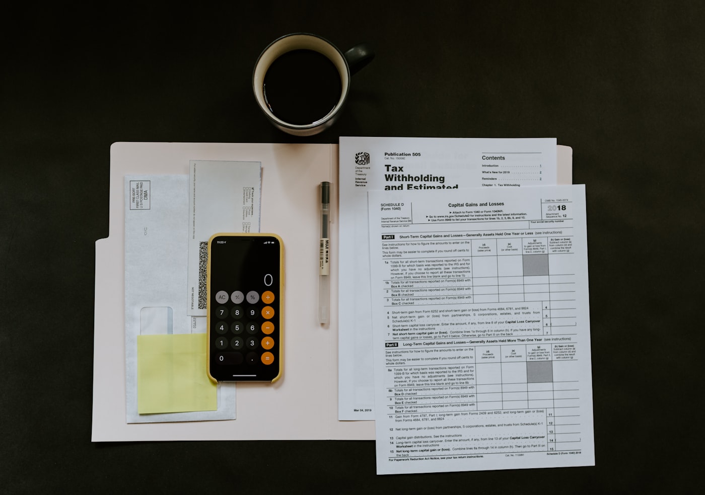 Factures, calculatrice et téléphone sur un bureau