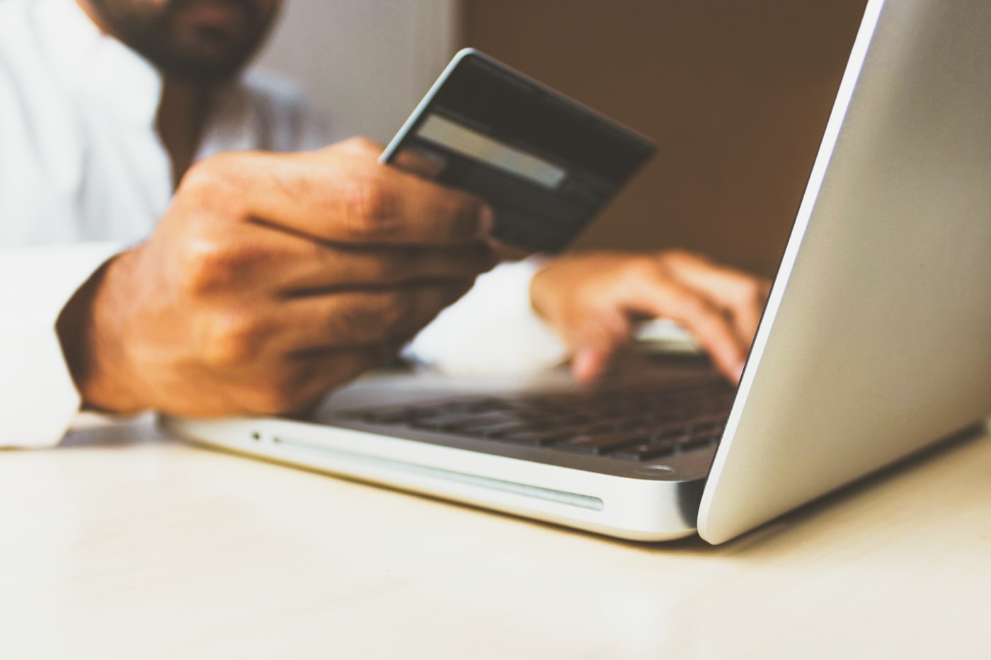 Paiement par carte devant un ordinateur portable