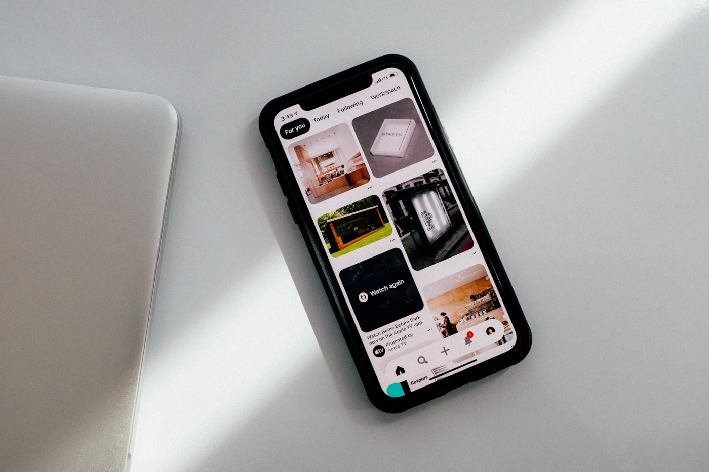 Un téléphone affiche une boutique en ligne