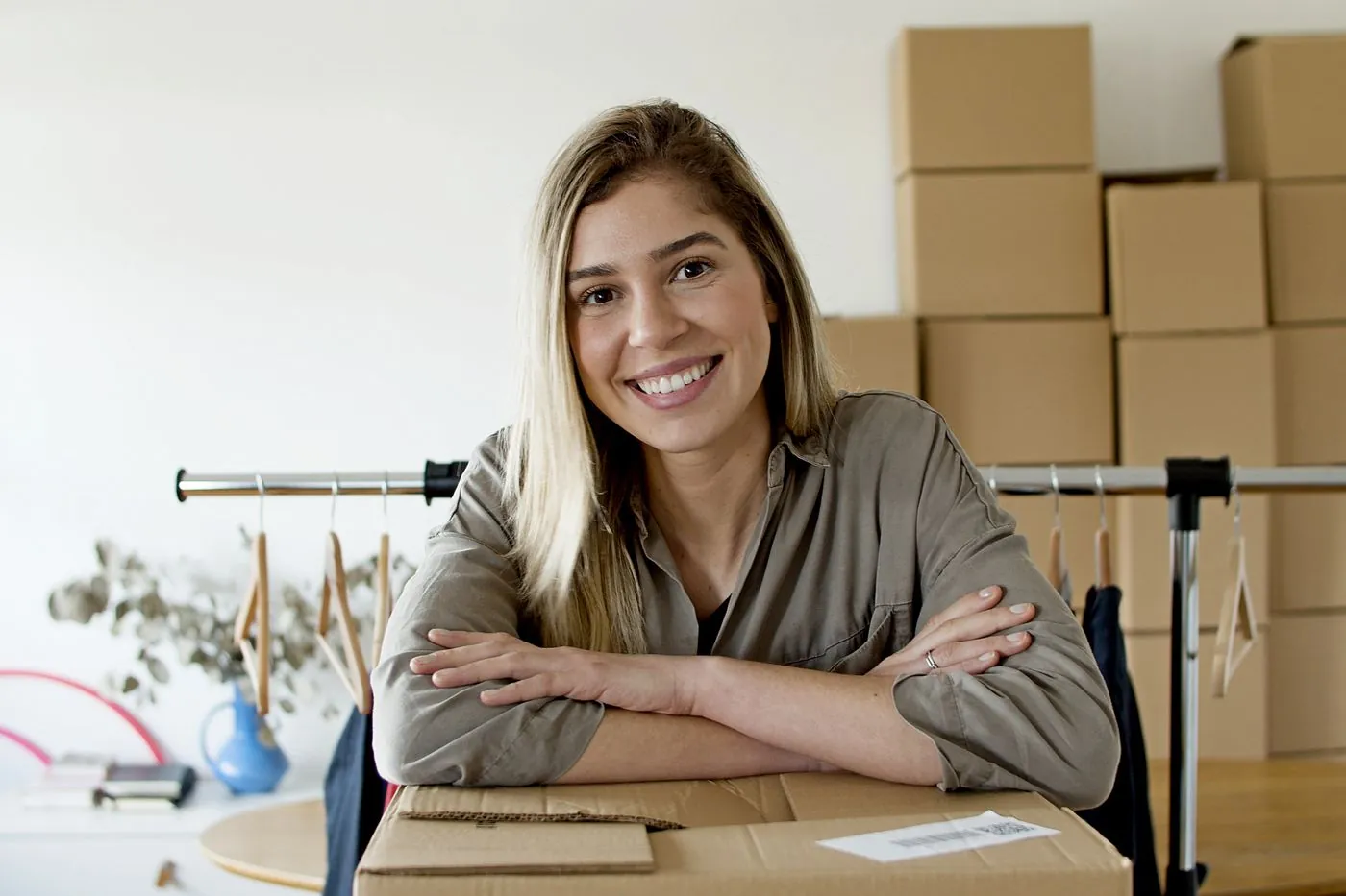 Une commerçante prépare les commandes de sa boutique en ligne
